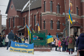 The Syracuse community gathers to stand in solidarity with Ukraine. 